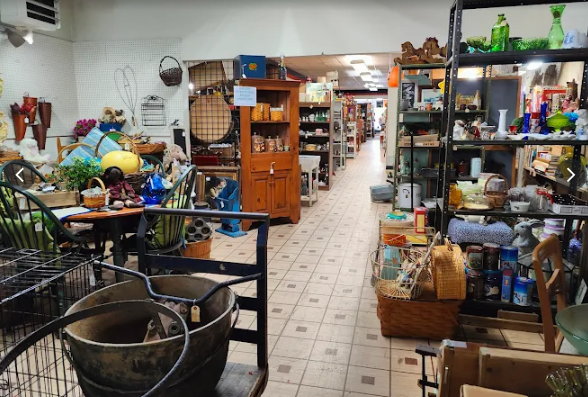 Cabbages & Kings Antique Mall photo 7